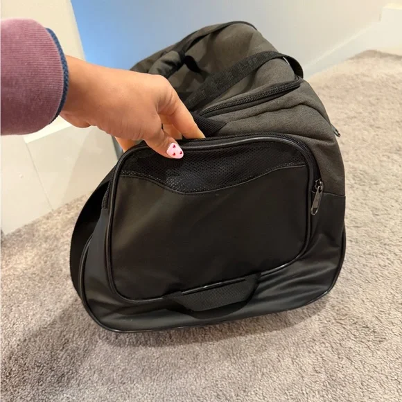 Under Armour Medium Sized Gray and Black Duffel Bag - Picture 4 of 6